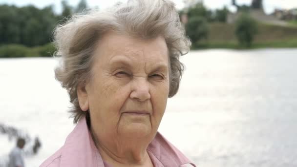 Πορτρέτο της σοβαρής ηλικιωμένη γυναίκα σε εξωτερικούς χώρους — Αρχείο Βίντεο