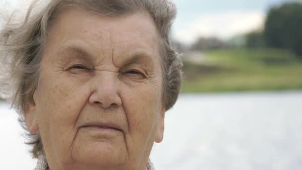 Porträt einer ernsthaften älteren Frau im Freien — Stockvideo