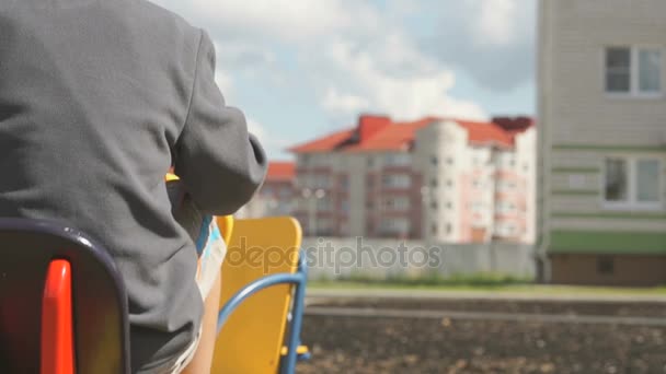 Kleine jongen rijden paard - swing buitenshuis — Stockvideo