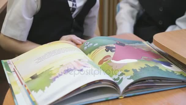 Dzieci czytać książki w przedszkolu w pomieszczeniu — Wideo stockowe