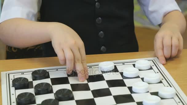 Çocuk anaokulu kapalı dama oynar — Stok video