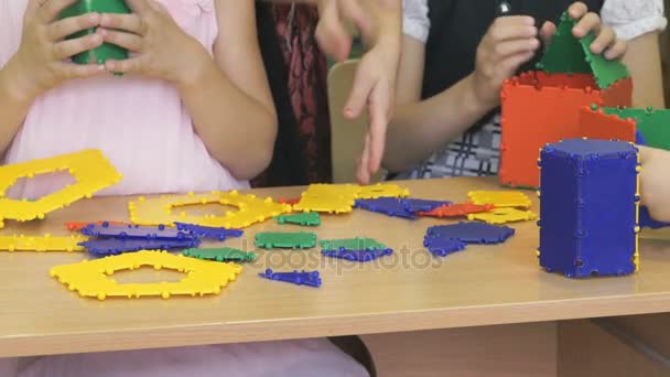 Kinder spielen im Kindergarten drinnen — Stockvideo