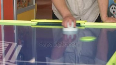 Yakın çekim yakışıklı bir hava hokeyi oynayan adamın