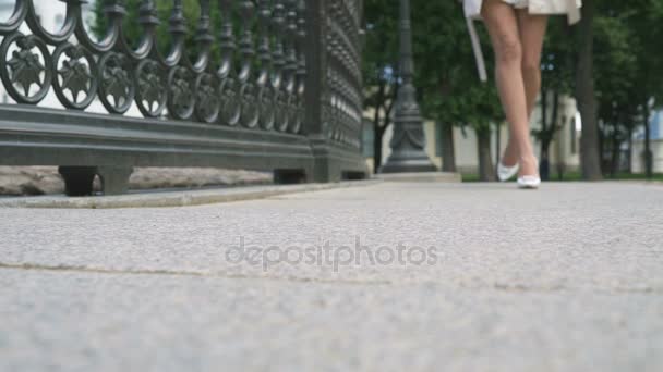 Hermosas piernas femeninas caminando por la calle — Vídeos de Stock