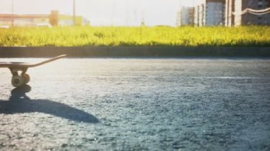 Kaykaycı çocuk kaykay üzerinde metrelik Close-Up