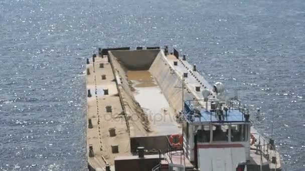 空驳船上河上温暖的夏日 — 图库视频影像