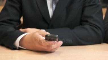 Bilinmeyen öğrenci holding siyah smartphone