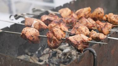 Kömürlerin üzerinde metal şiş üzerinde domuz eti yemek