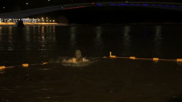 Menschen schwimmen im Winter in kaltem Wasser im Fluss — Stockvideo