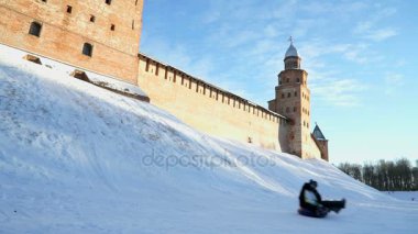 Yokuş aşağı kışın halletme çocuk