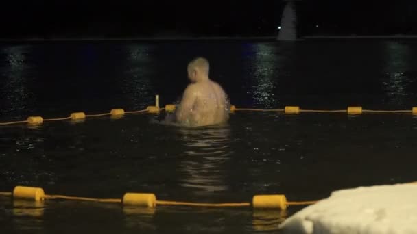 Люди, купання в холодна вода в річці взимку — стокове відео