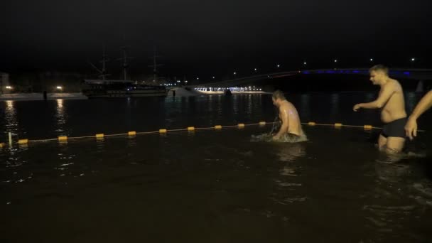 Pessoas nadando em água fria no rio no inverno — Vídeo de Stock