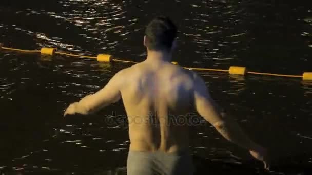 Persone che nuotano in acqua fredda nel fiume in inverno — Video Stock