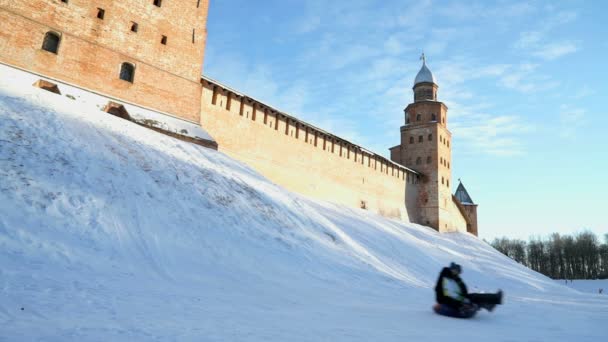 Descente de luge pour enfants en hiver — Video