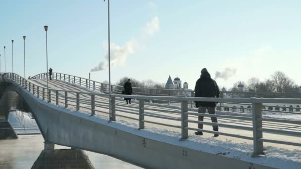 Fußgängerbrücke über Wolchow im Winter — Stockvideo