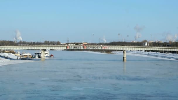 Pont de voiture à Velikiy Novgorod, Russie en hiver — Video