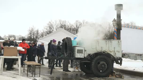 Military chefs feed on street civilians porridge — Stock Video