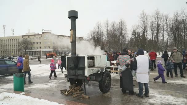 Des chefs militaires se nourrissent de bouillie civile de rue — Video