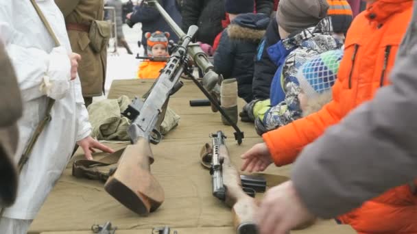 O soldado mostra as armas da segunda guerra mundial — Vídeo de Stock