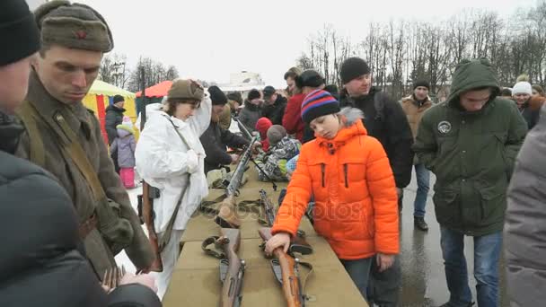 El soldado muestra las armas de la segunda guerra mundial — Vídeos de Stock