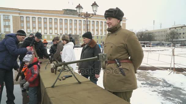 O soldado mostra as armas da segunda guerra mundial — Vídeo de Stock