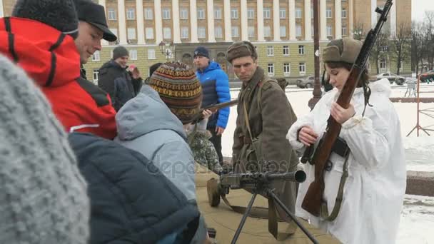 Люди фотографируют с военной техникой — стоковое видео