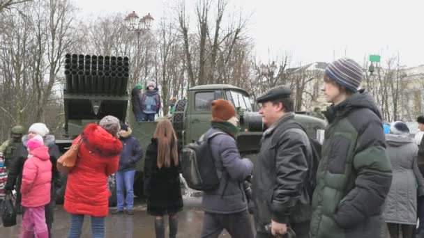 Люди беруть фотографії з військових транспортних засобів — стокове відео