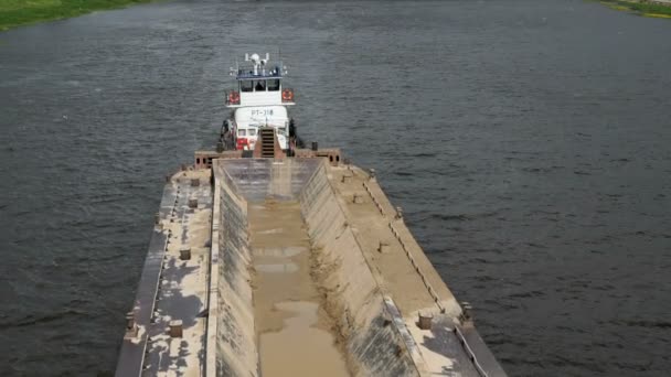 Péniche vide sur la rivière par une journée chaude d'été — Video