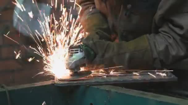 Manos de cerrajero haciendo tabiques de acero — Vídeos de Stock