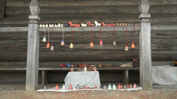 Brinquedos de madeira russos coloridos festivos tradicionais — Vídeo de Stock