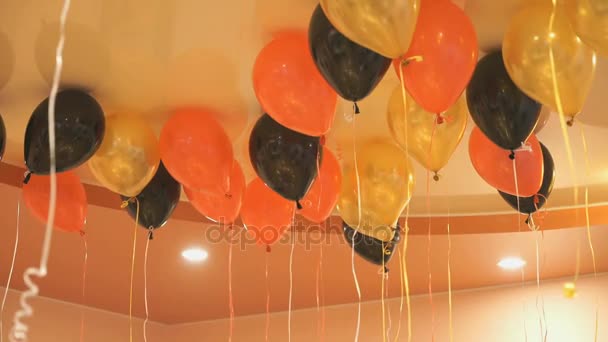 Globos de colores flotando en el techo en interiores — Vídeo de stock