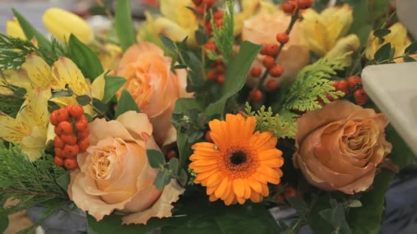 Bouquet de belles fleurs à la fête. Gros plan — Video