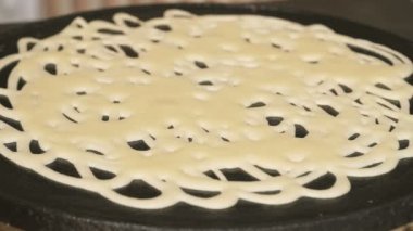 Yemek gözleme elektrikli bir kutu üzerindeki işlemi