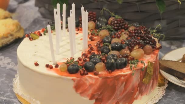 Крупный план свадебного торта с погасшими свечами — стоковое видео