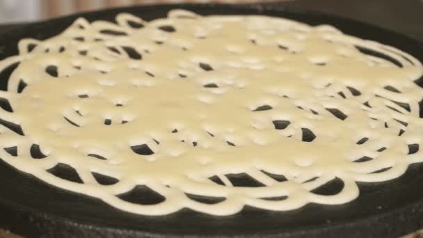 전기 타일에 팬케이크를 요리 하는 과정 — 비디오