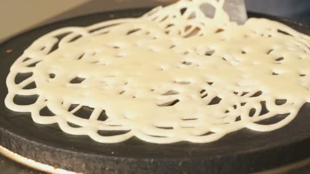 Processus de cuisson des crêpes sur une tuile électrique — Video