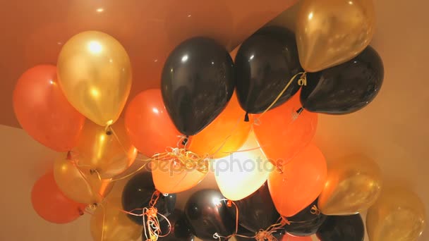 Globos de colores flotando en el techo en interiores — Vídeos de Stock