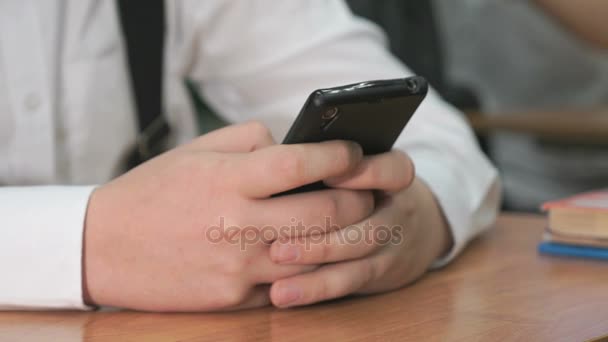 Estudante desconhecido segurando smartphone preto — Vídeo de Stock