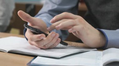 Bilinmeyen öğrenci holding siyah smartphone