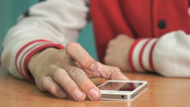 Estudante pressionando o dedo na tela do smartphone — Vídeo de Stock