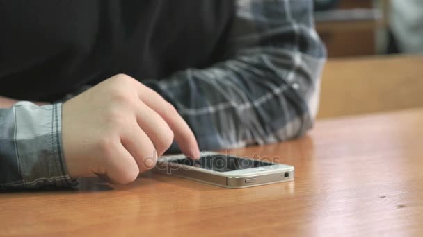 Студент нажимает палец на экране смартфона — стоковое видео