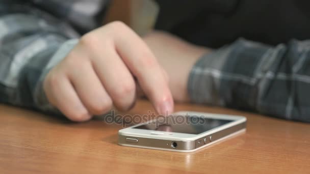 Estudiante presionando el dedo en la pantalla del teléfono inteligente — Vídeos de Stock