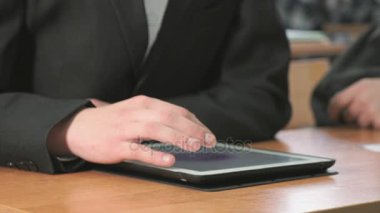 Bilgisayar tablet kullanarak fotoğraflarına bakmaktan öğrenci