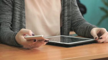 Yakın çekim el smartphone holding öğrenci