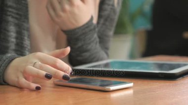 Bilgisayar tablet kullanarak fotoğraflarına bakmaktan kadın