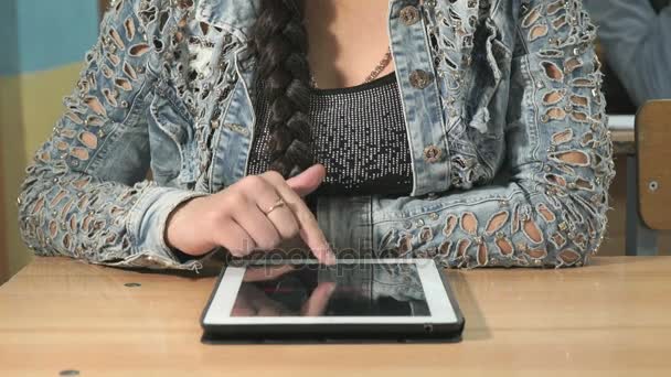Student při pohledu na fotografie používající počítač tabletu — Stock video