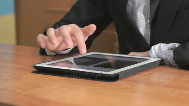 Étudiant regardant des photos à l'aide d'une tablette — Video