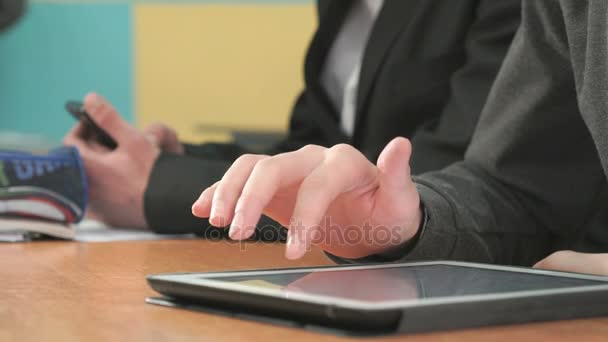 Detail z rukou dvou studentů drží miniaplikace — Stock video