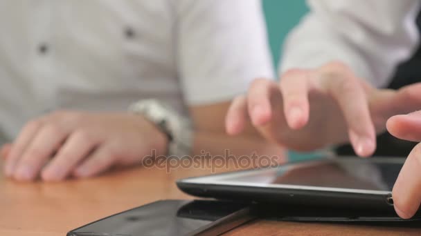 Hombre mirando fotos usando la tableta del ordenador — Vídeos de Stock