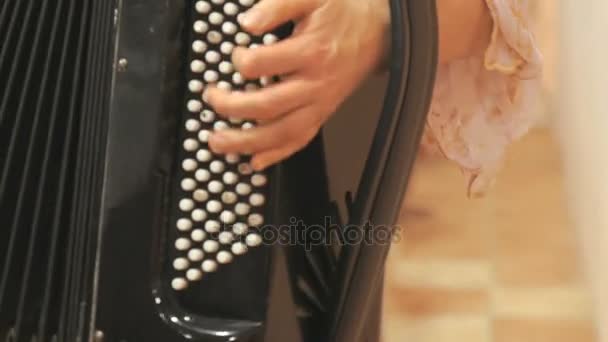 Close-up de mãos femininas jogando acordeão preto — Vídeo de Stock